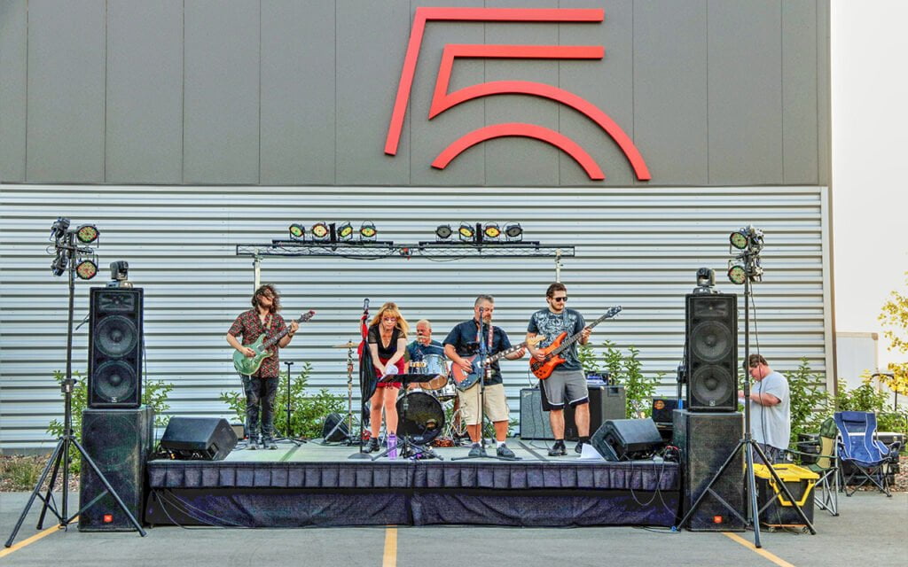 Band outside fifth color building